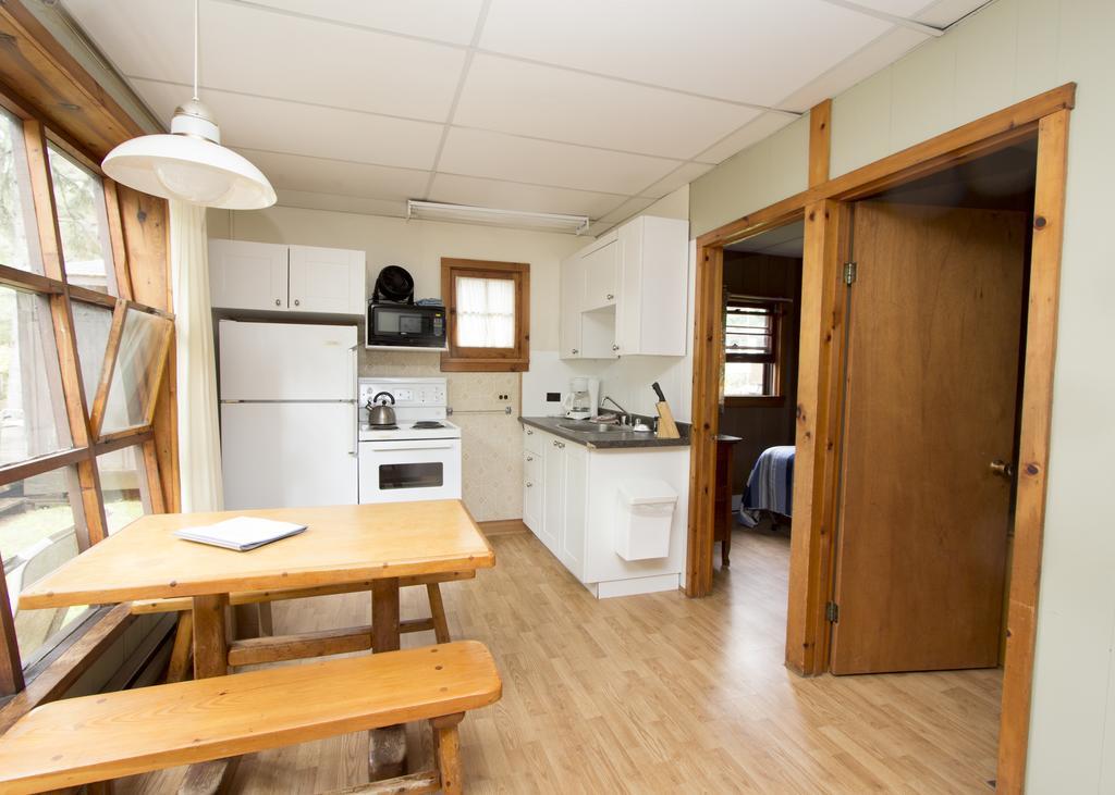 The Pines Cottage Resort Oxtongue Lake Екстериор снимка
