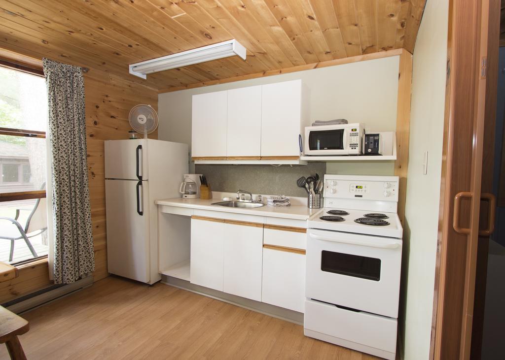 The Pines Cottage Resort Oxtongue Lake Екстериор снимка