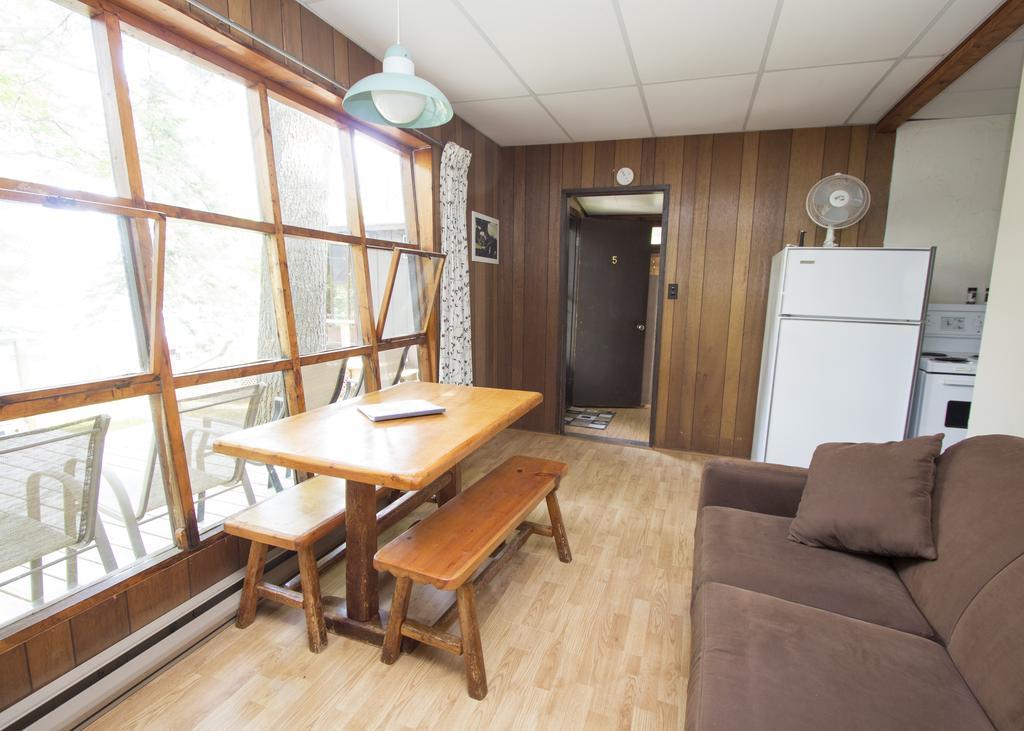 The Pines Cottage Resort Oxtongue Lake Екстериор снимка