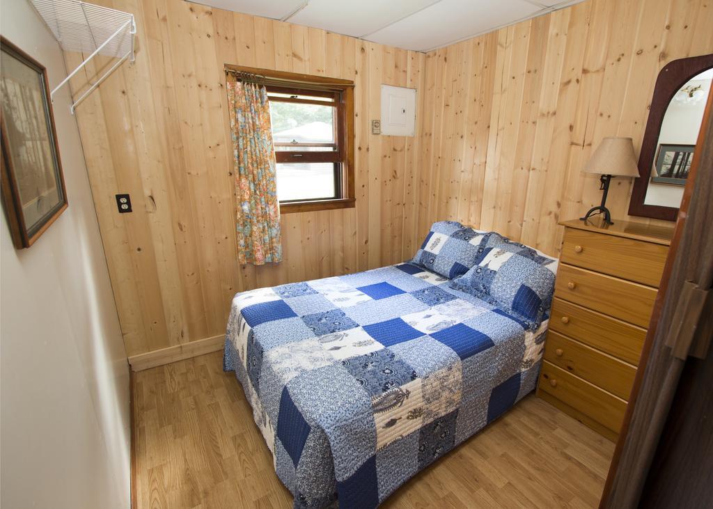 The Pines Cottage Resort Oxtongue Lake Екстериор снимка