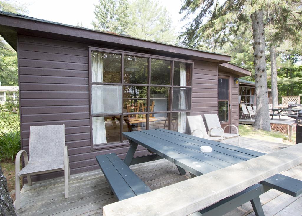 The Pines Cottage Resort Oxtongue Lake Екстериор снимка