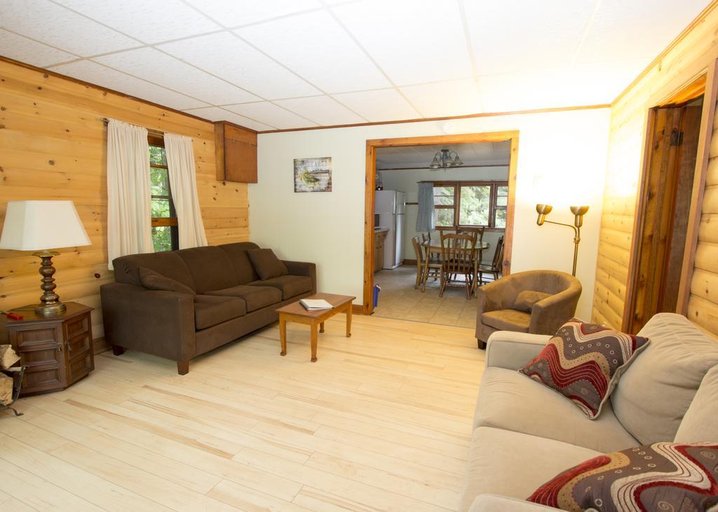 The Pines Cottage Resort Oxtongue Lake Екстериор снимка