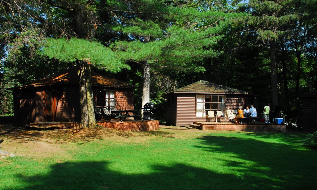The Pines Cottage Resort Oxtongue Lake Екстериор снимка